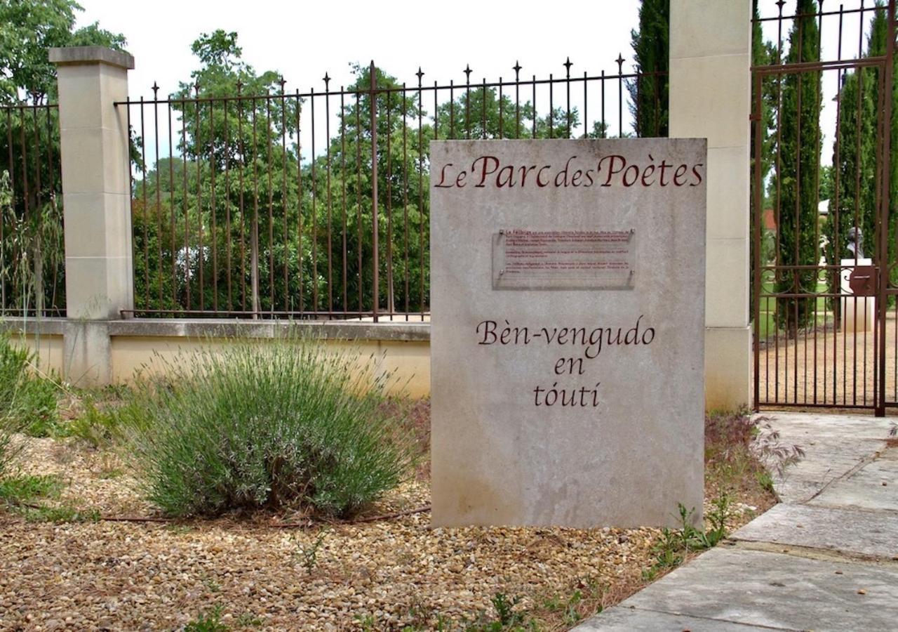 Agreable Maison De Ville Eyragues Exterior photo